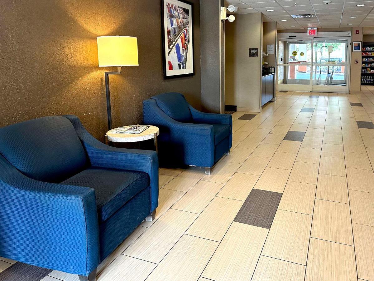 Comfort Suites Charlotte Airport Exterior photo